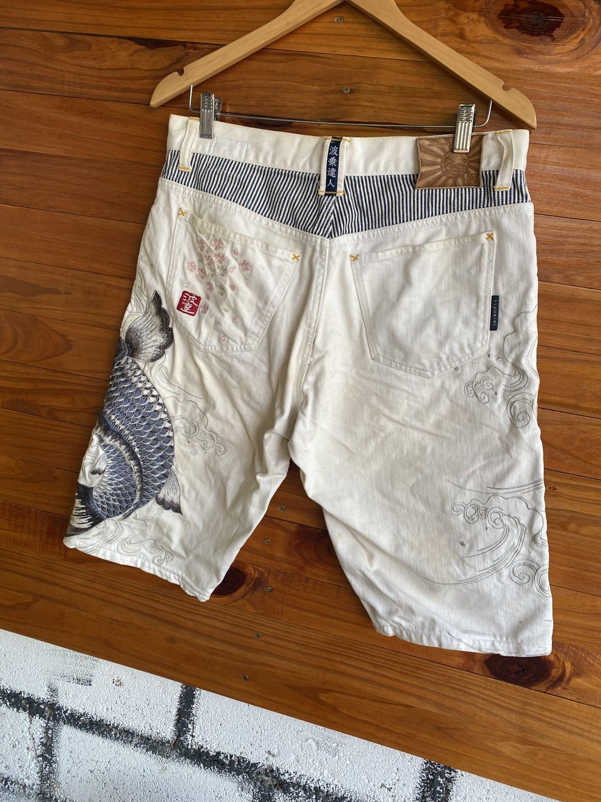 Japanese Brand Namitatsu Japanese Embroidered Koi Fish White Denim Shorts Size US 31 - 11 Thumbnail