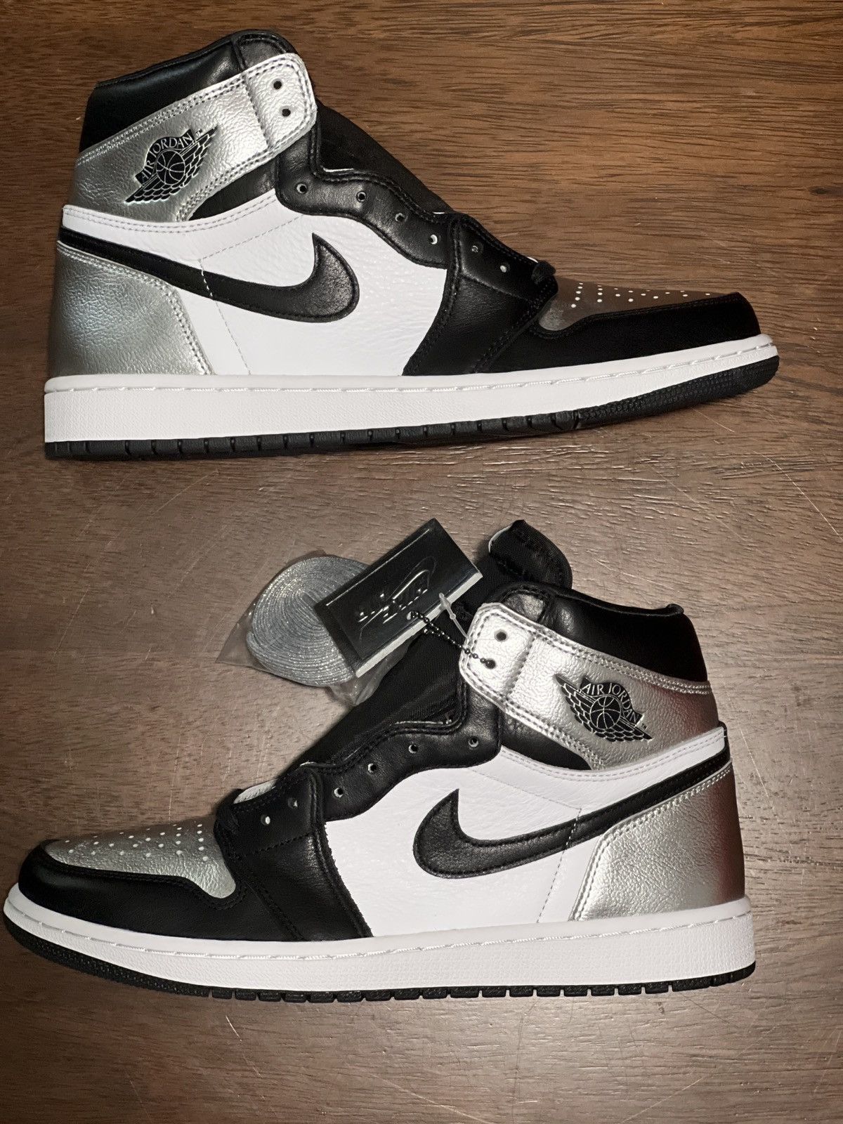 Jordan Brand Wmns Air Jordan 1 Retro High OG 'Silver Toe' Size US 10.5 / IT 40.5 - 3 Thumbnail