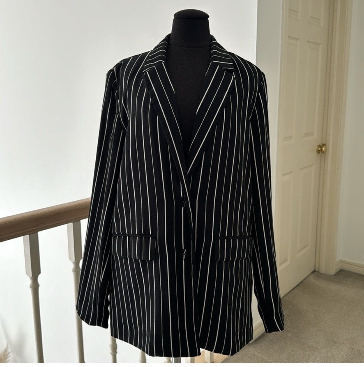 Forever 21 Forever 21 Women’s Black & White Striped Blazer Size Large Size L / US 10 / IT 46 - 1 Thumbnail