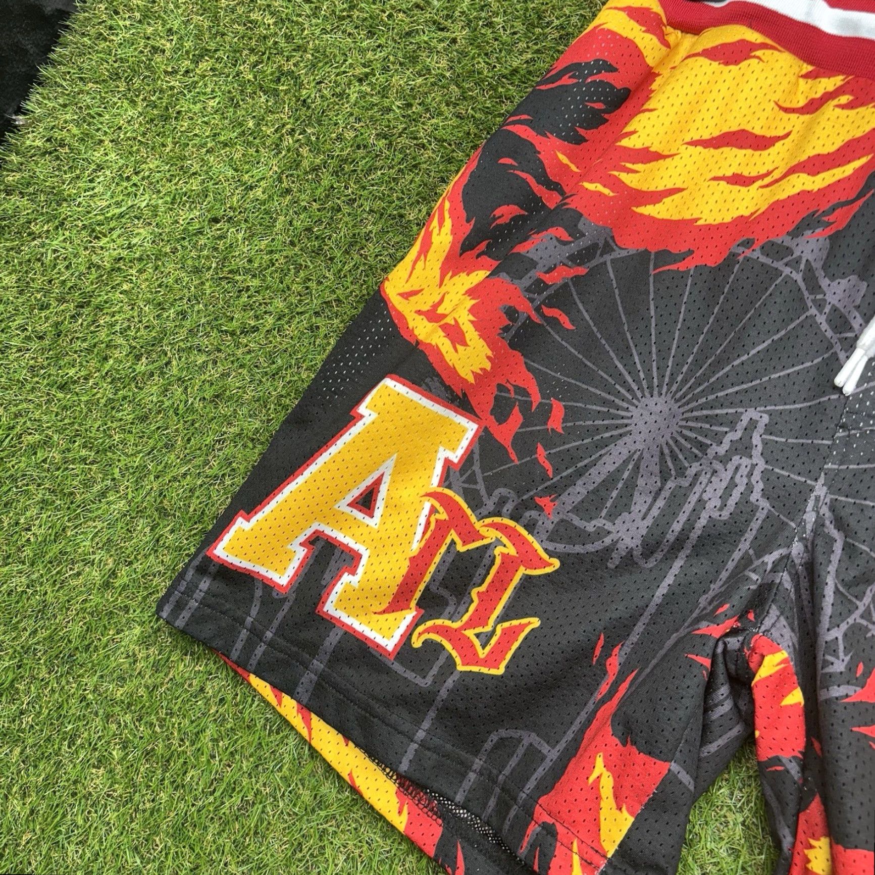 Vintage Rebel Minds Shorts Mens Large 32x6 Flames AOP Grunge y2k 2000s ATL Stretch Size US 33 - 3 Thumbnail