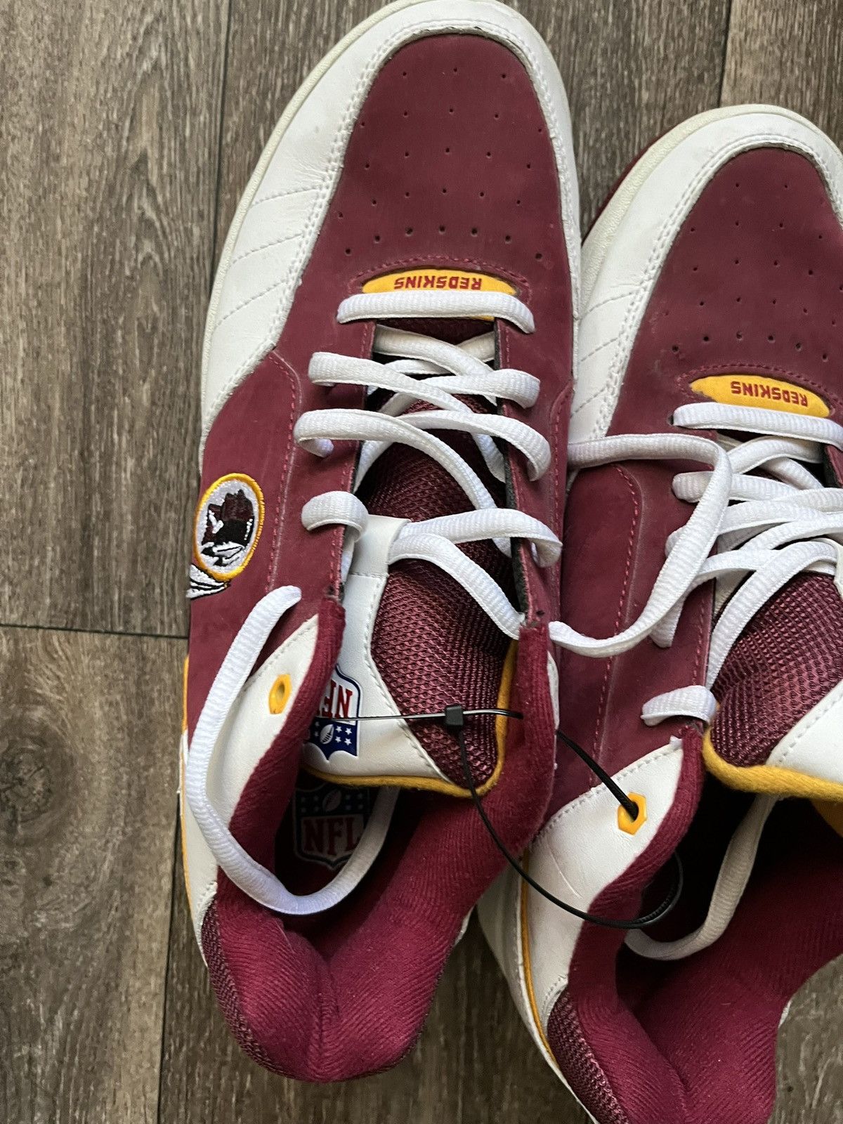 Reebok Reebok RB 507 NFL Washington Redskins Men's Sneakers Size US 11 / EU 44 - 2 Thumbnail
