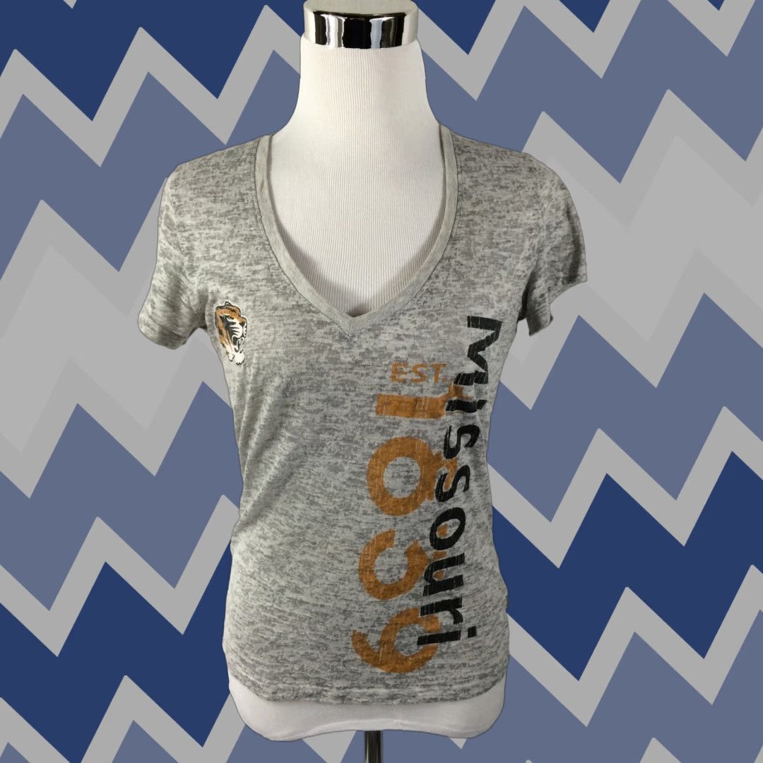 Soffe VINTAGE Missouri MU Tigers 1839 V Neck Women's T Shirt Sz M Lightweight Slub - Soffe Gray Graphic Tee Mens Womens Girls? Size M / US 6-8 / IT 42-44 - 1 Thumbnail