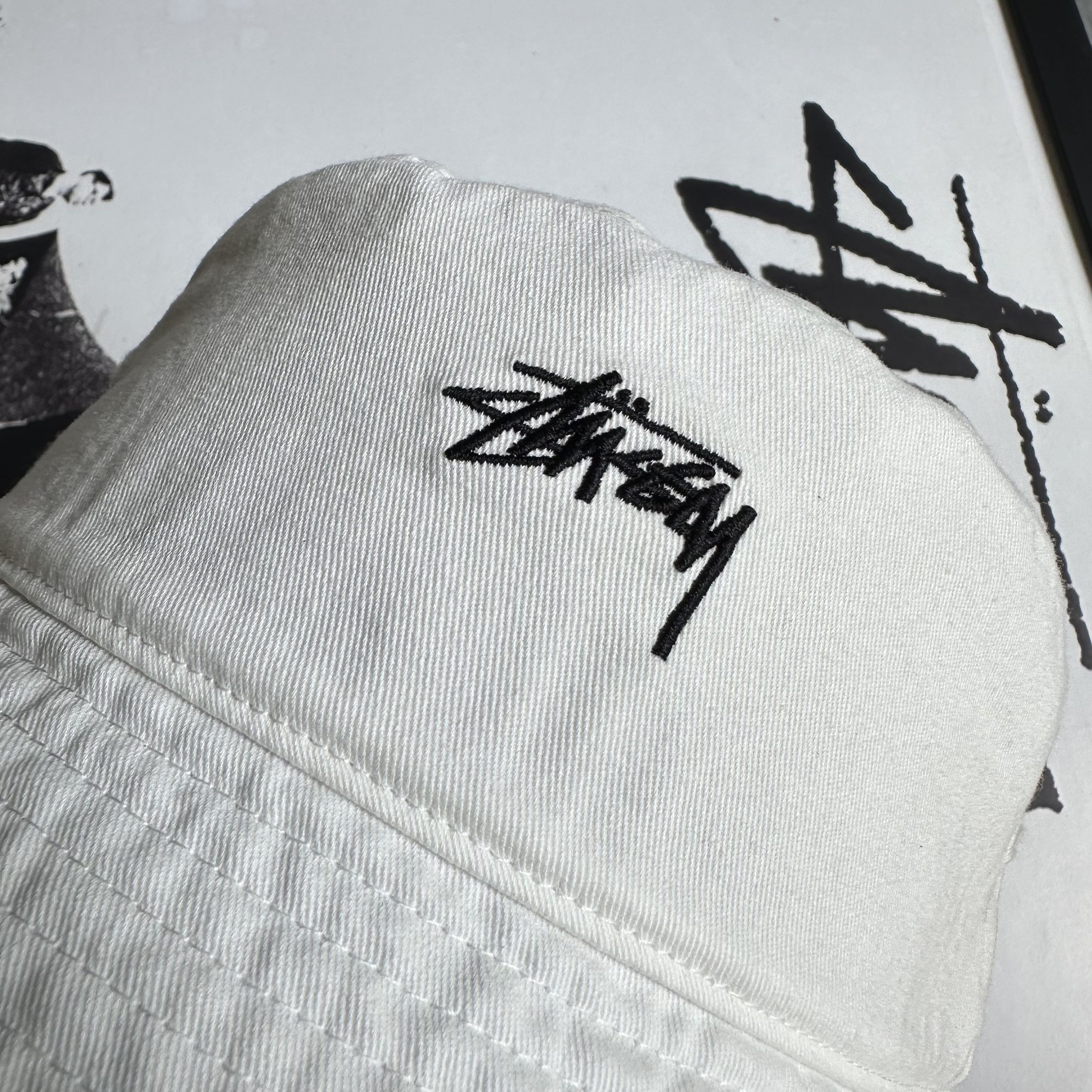 STUSSY STOCK BUCKET HAT WHITE L/XL