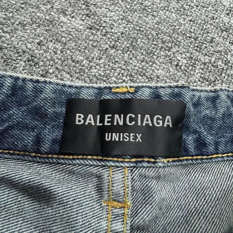 Balenciaga Balenciaga Distressed Dirty Denim Jeans. Size US 26 / EU 42 - 2 Thumbnail