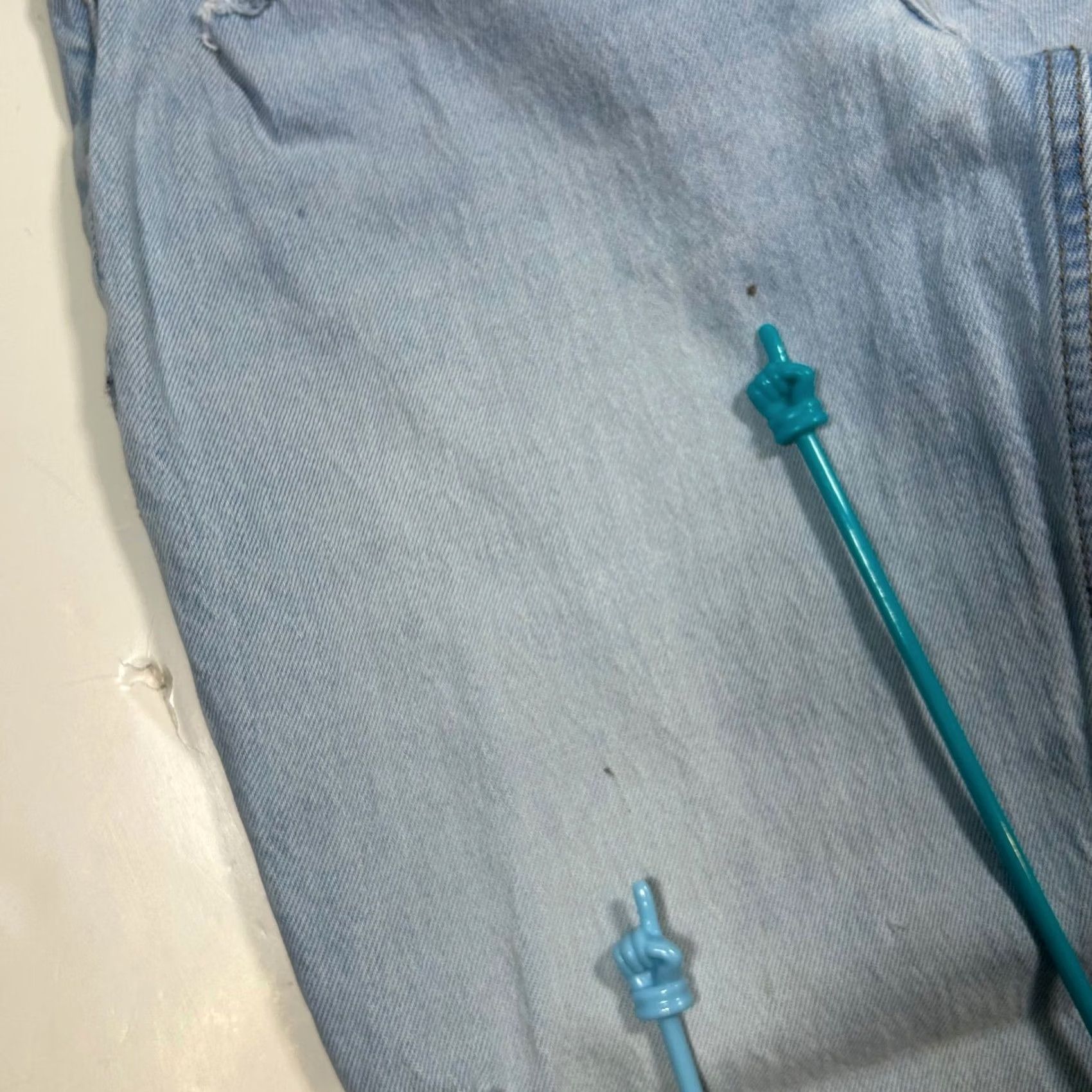 Abercrombie & Fitch Abercrombie & Fitch Ripped High Rise Mom Jeans Distressed Denim Light Wash 26 - Preowned Condition Size 26" / US 2 / IT 38 - 6 Thumbnail