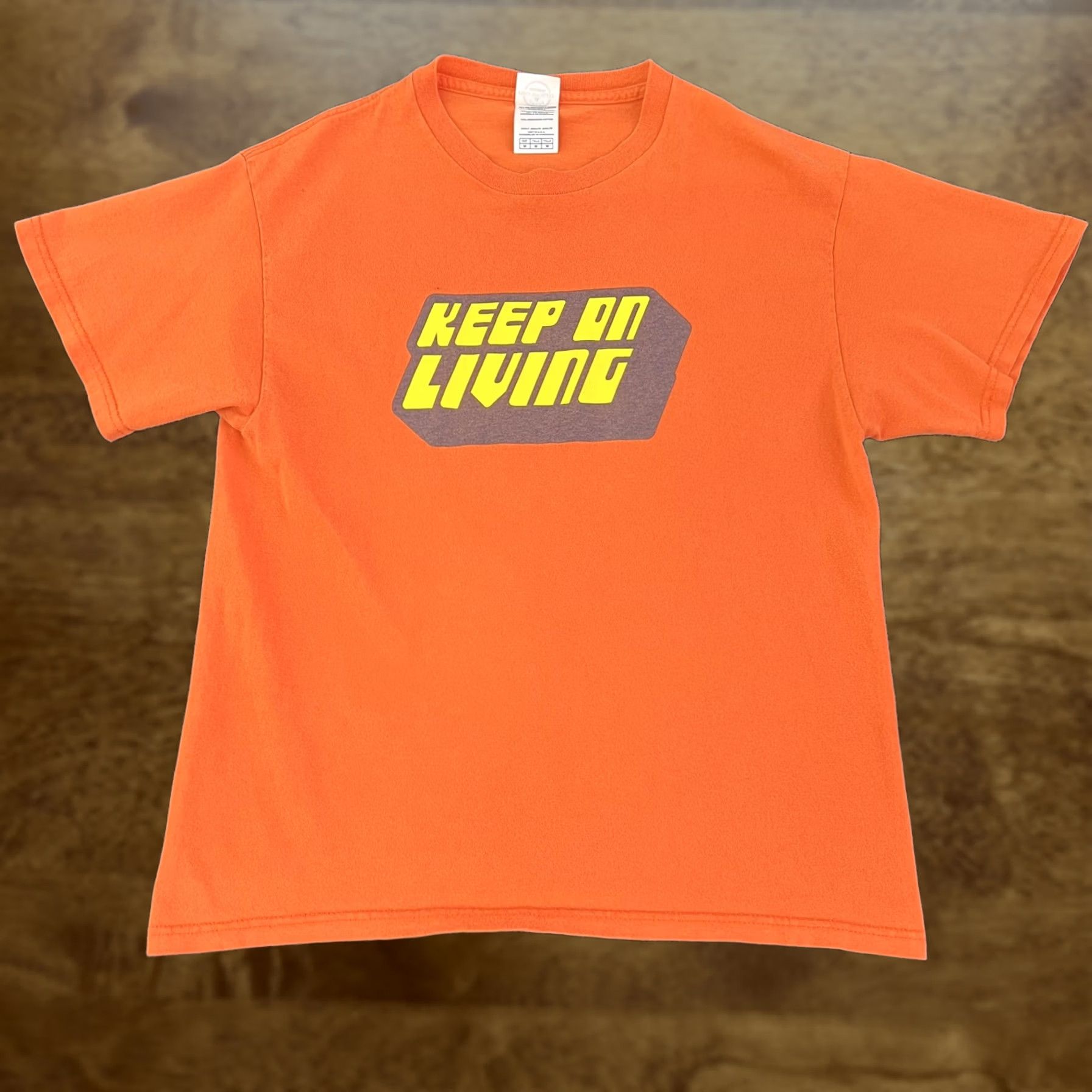 Delta Orange Racing Runner Tee T-Shirt Mens Medium Reeses Keep On Living Y2K Size US M / EU 48-50 / 2 - 1 Thumbnail