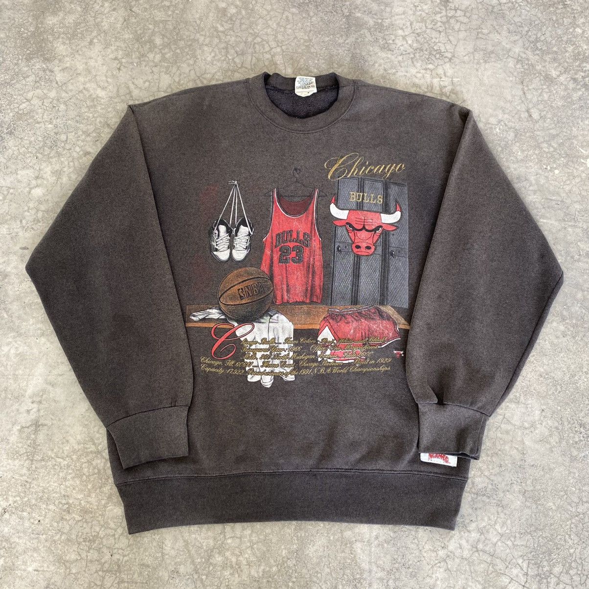 NBA VTG 90’s Chicago Bulls MJ Sun Faded Crewneck Sweatshirt Size US L / EU 52-54 / 3 - 2 Thumbnail