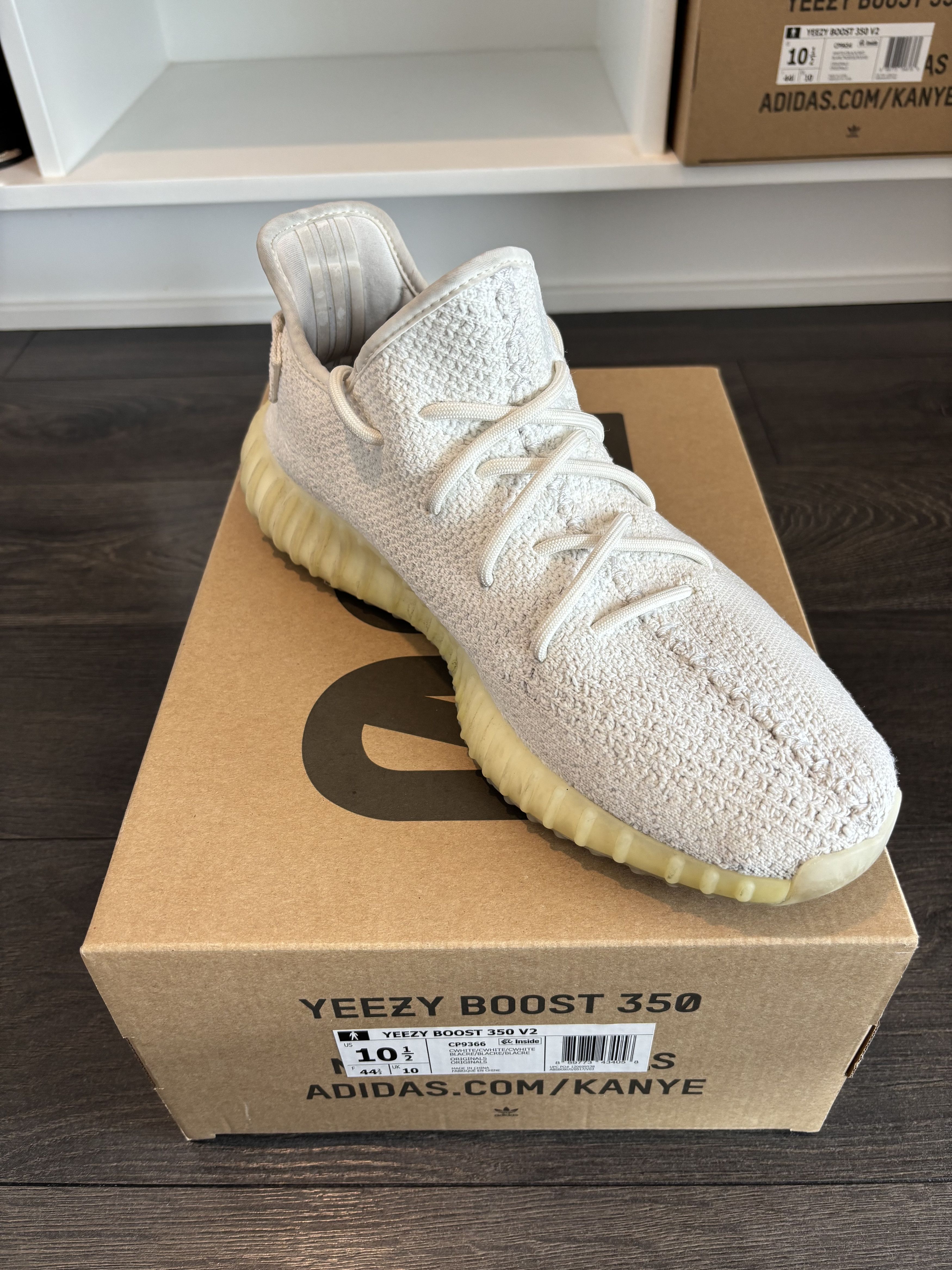 Yeezy Yeezy Boost 350 V2 Triple White Size US 10.5 / EU 43-44 - 2 Thumbnail