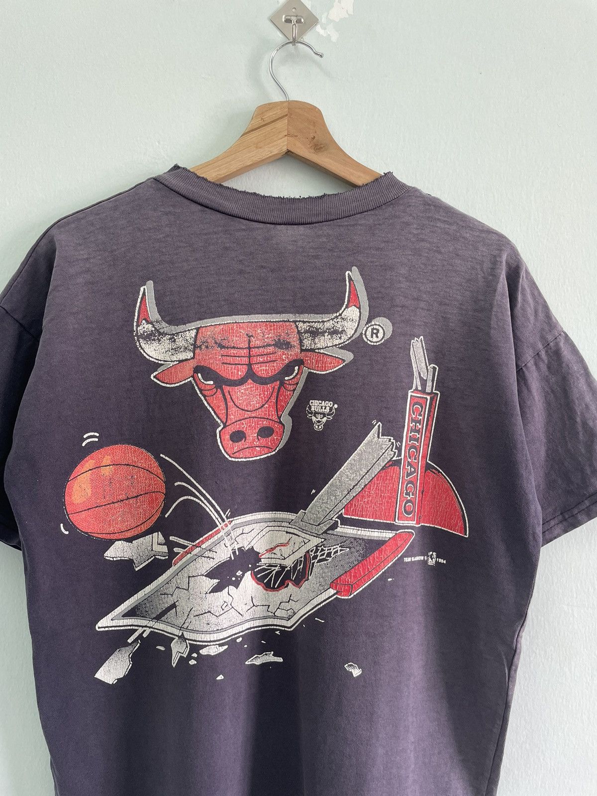 NBA × Vintage Vintage 1994 Chicago Bull Team Glasgow Sunfaded Tshirt Size US L / EU 52-54 / 3 - 4 Thumbnail