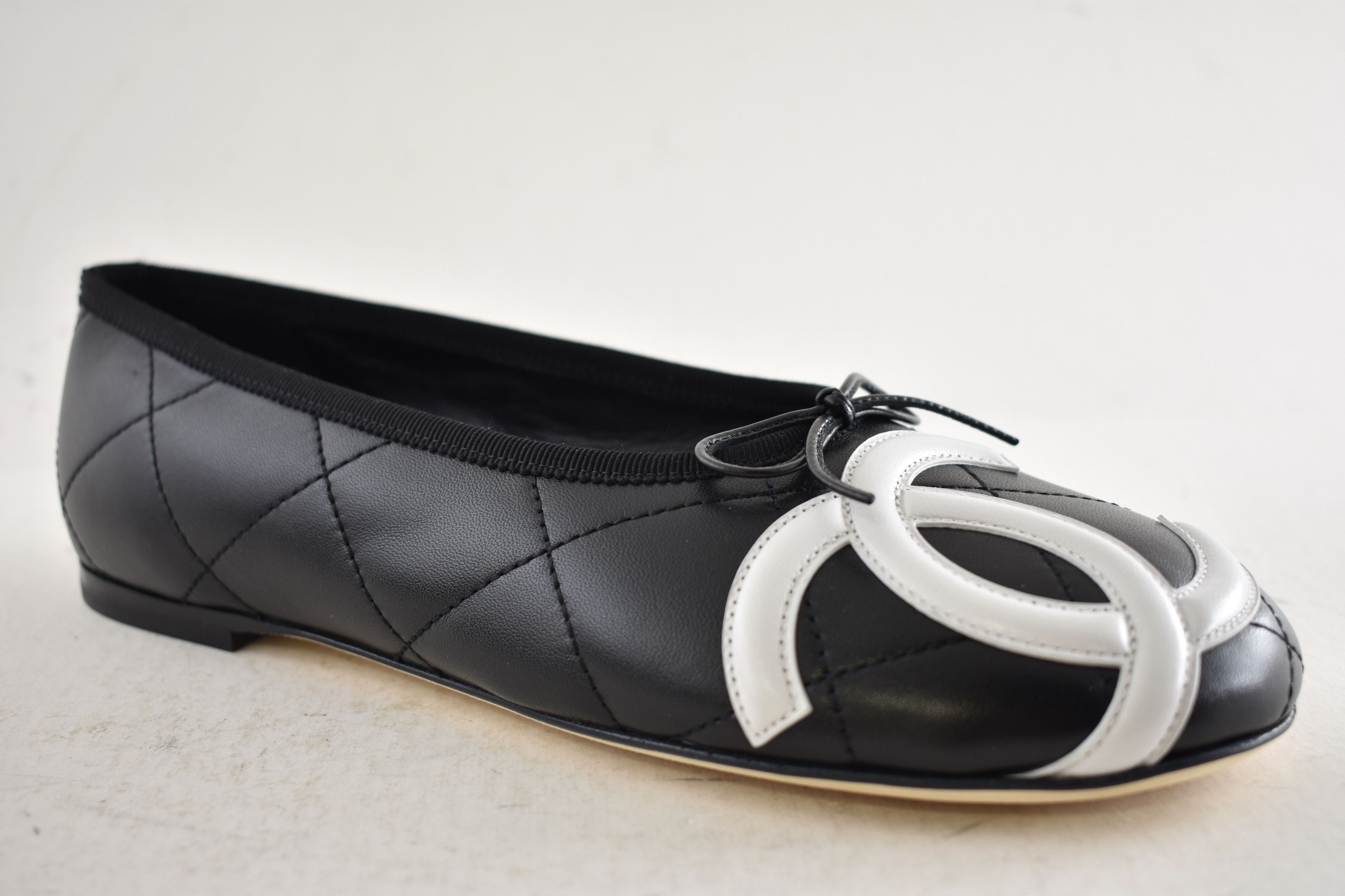 Chanel 26M Coco Beach Cambon White CC XL Ballet Ballerina Flat 37 Size US 7 / IT 37 - 8 Thumbnail