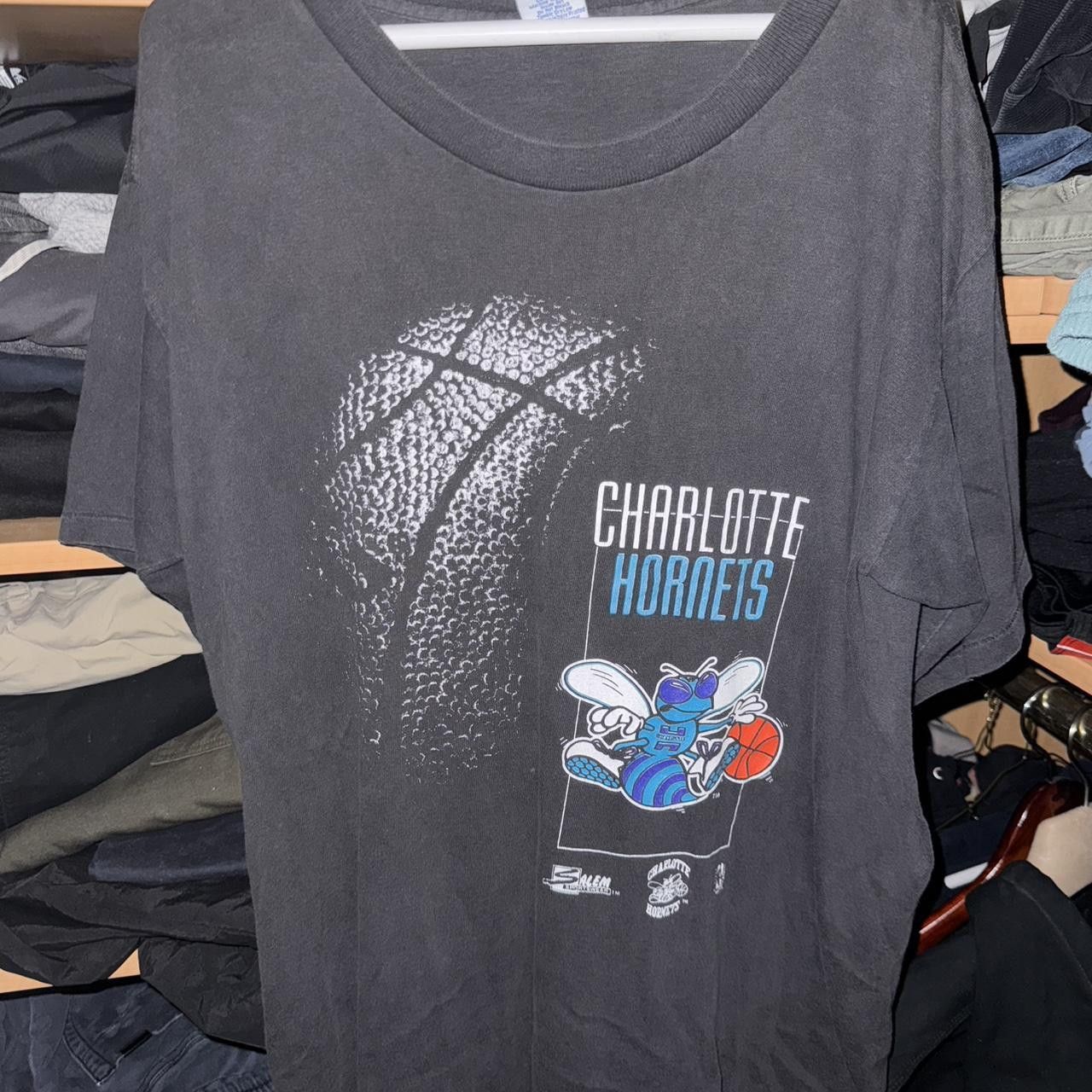 Salem Sportswear Vintage 90s Salem Sportswear Hornets NBA Rare Tee Sz L Size US L / EU 52-54 / 3 - 2 Thumbnail