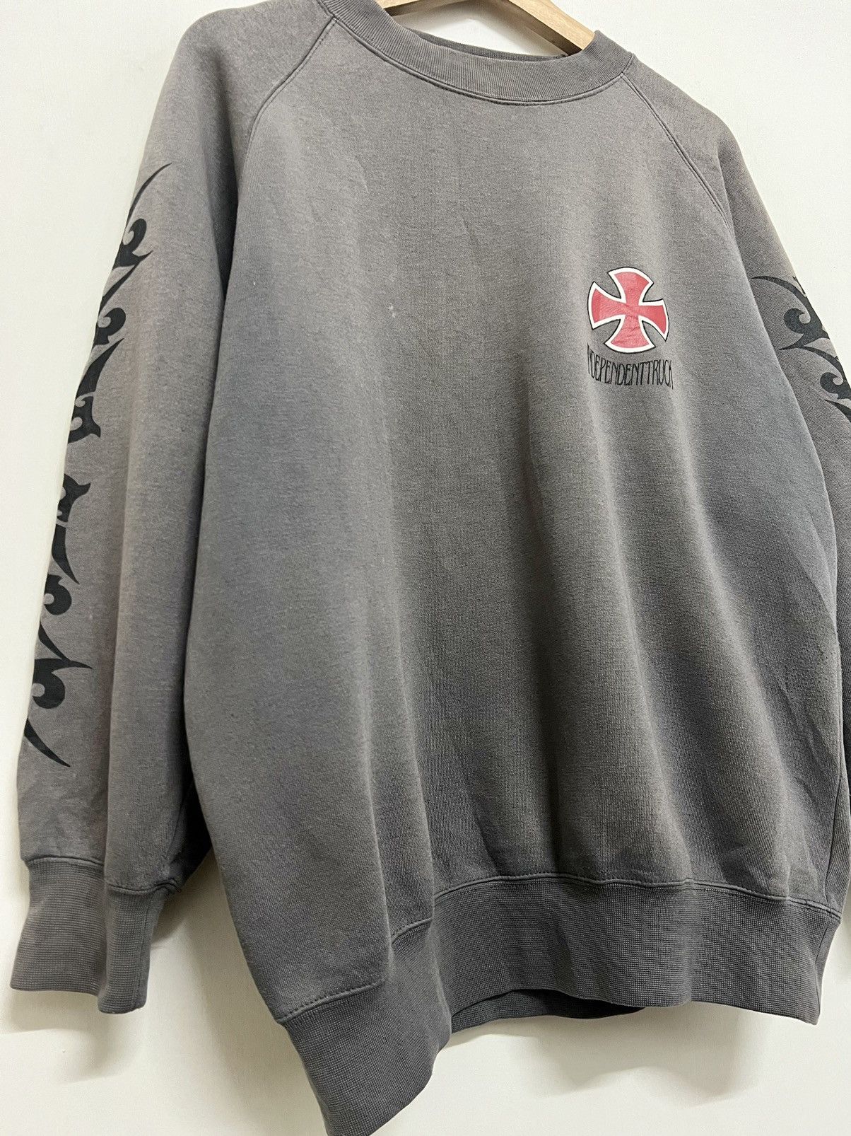 Independent Truck Co. × Santa Cruz Skateboards × Vintage Vintage Y2K Independent Truck Company Sweatshirt Crewneck Size US M / EU 48-50 / 2 - 4 Thumbnail