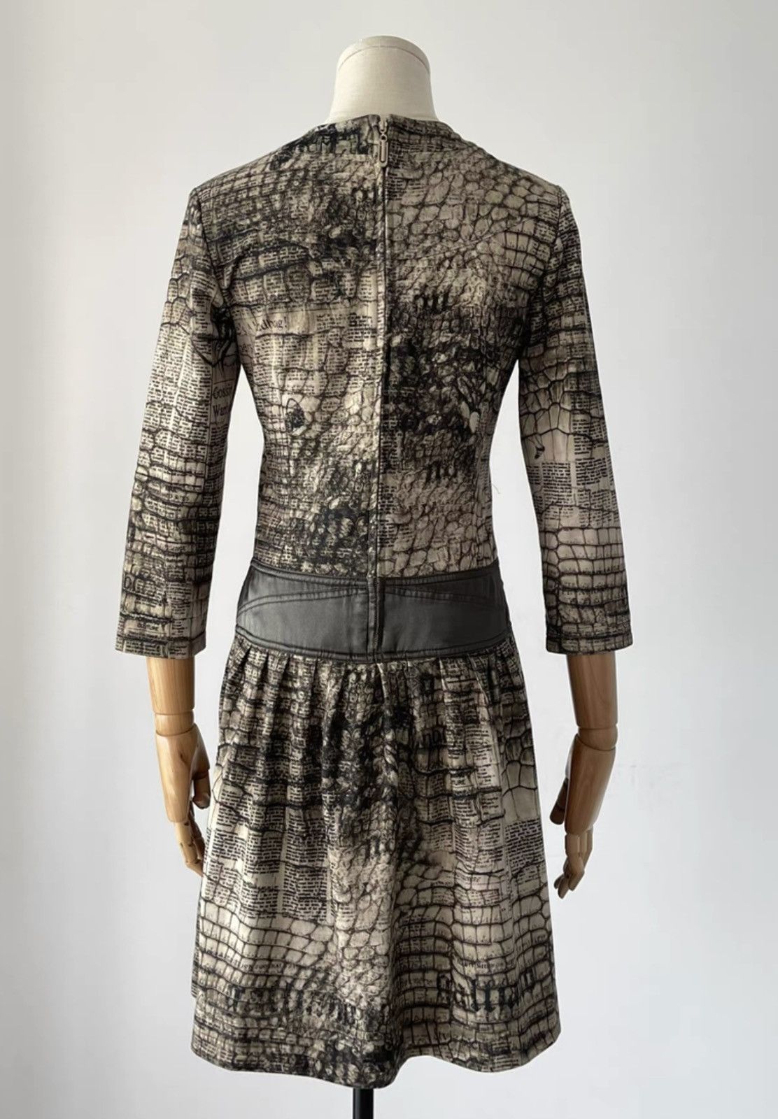 John Galliano John Galliano | Crocodile-print newspaper dress Size M / US 6-8 / IT 42-44 - 3 Thumbnail