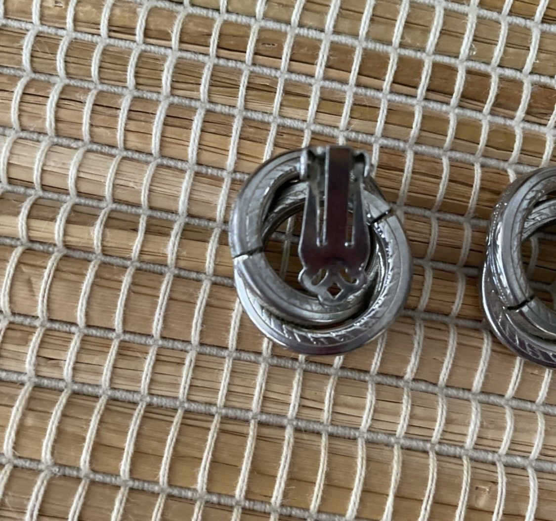 Vintage VINTAGE SILVER ENGRAVED ENTANGLED HOOP CLIP ON EARRINGS Size ONE SIZE - 5 Thumbnail
