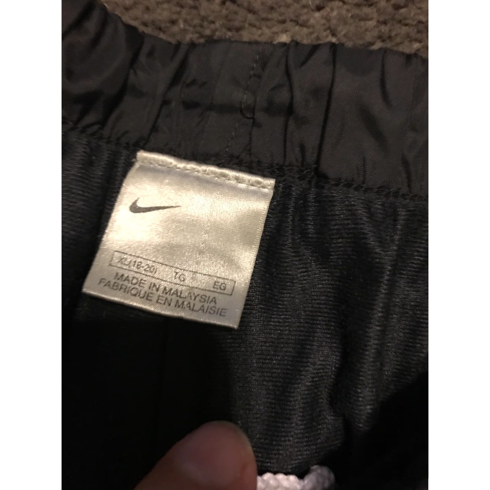 Nike VINTAGE Nike Track Pants Women XL Black Baggy Nylon Windbreaker Y2K Style Pants Womens Size 40" / US 18 - 4 Thumbnail