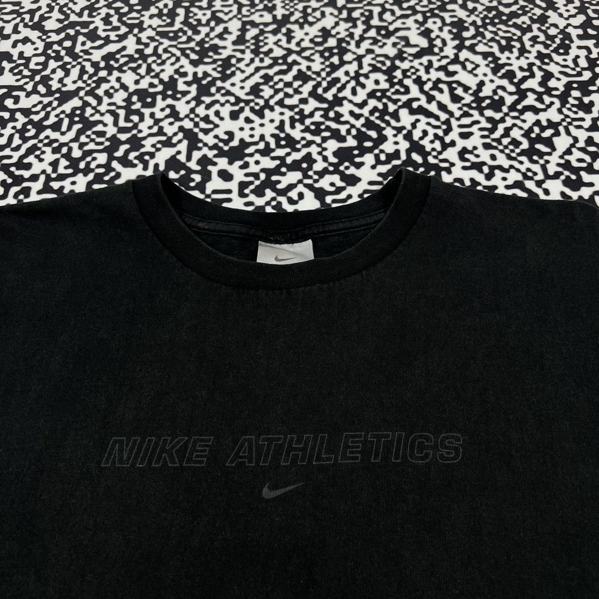 Nike Vintage 00s Nike Swoosh Logo Reflective Faded T-shirt Size US L / EU 52-54 / 3 - 8 Thumbnail