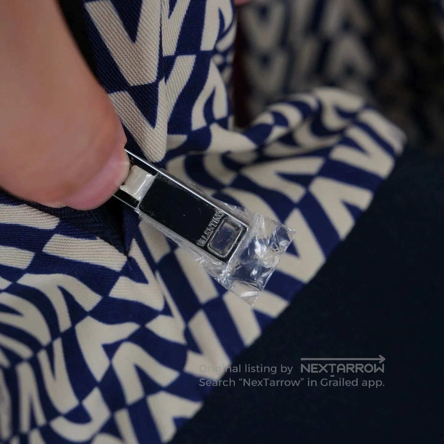 Valentino Valentino V Logo Print Jacket. Size US XS / EU 42 / 0 - 7 Thumbnail