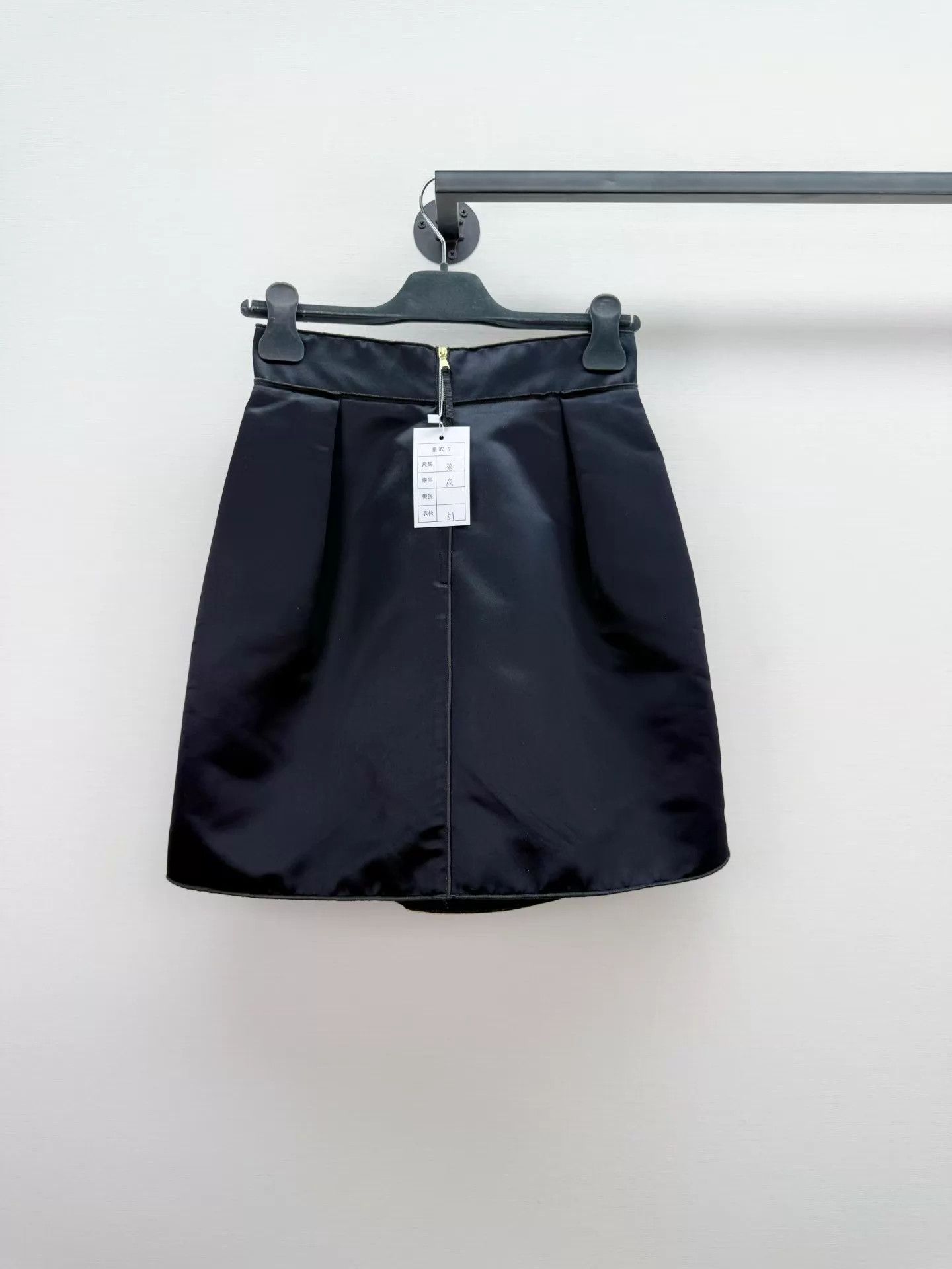 Dolce & Gabbana DG silk shorts 38 like new Size 26" / US 2 / IT 38 - 2 Thumbnail