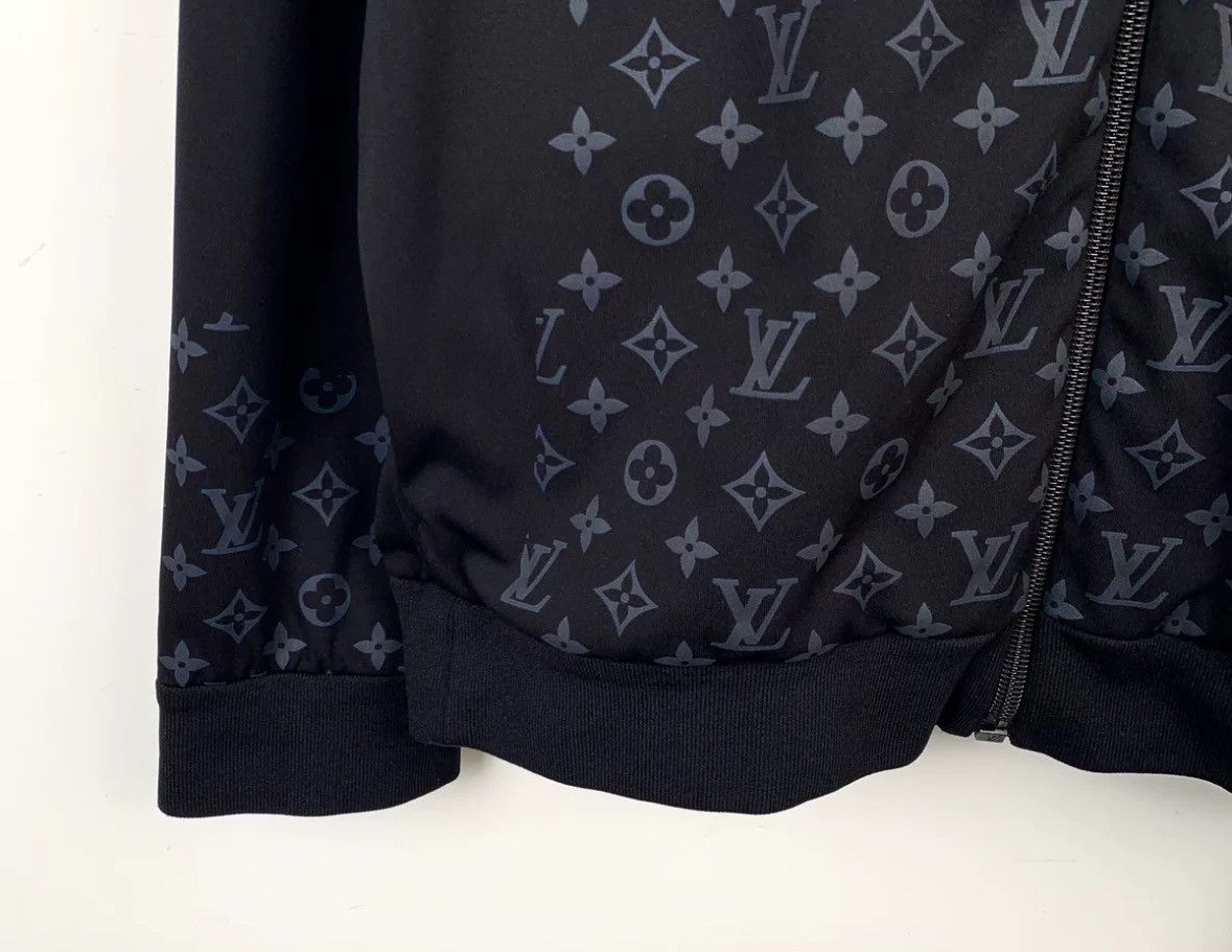 Louis Vuitton Louis Vuitton LV black print and warm zipper hooded jacket Size US L / EU 52-54 / 3 - 5 Thumbnail