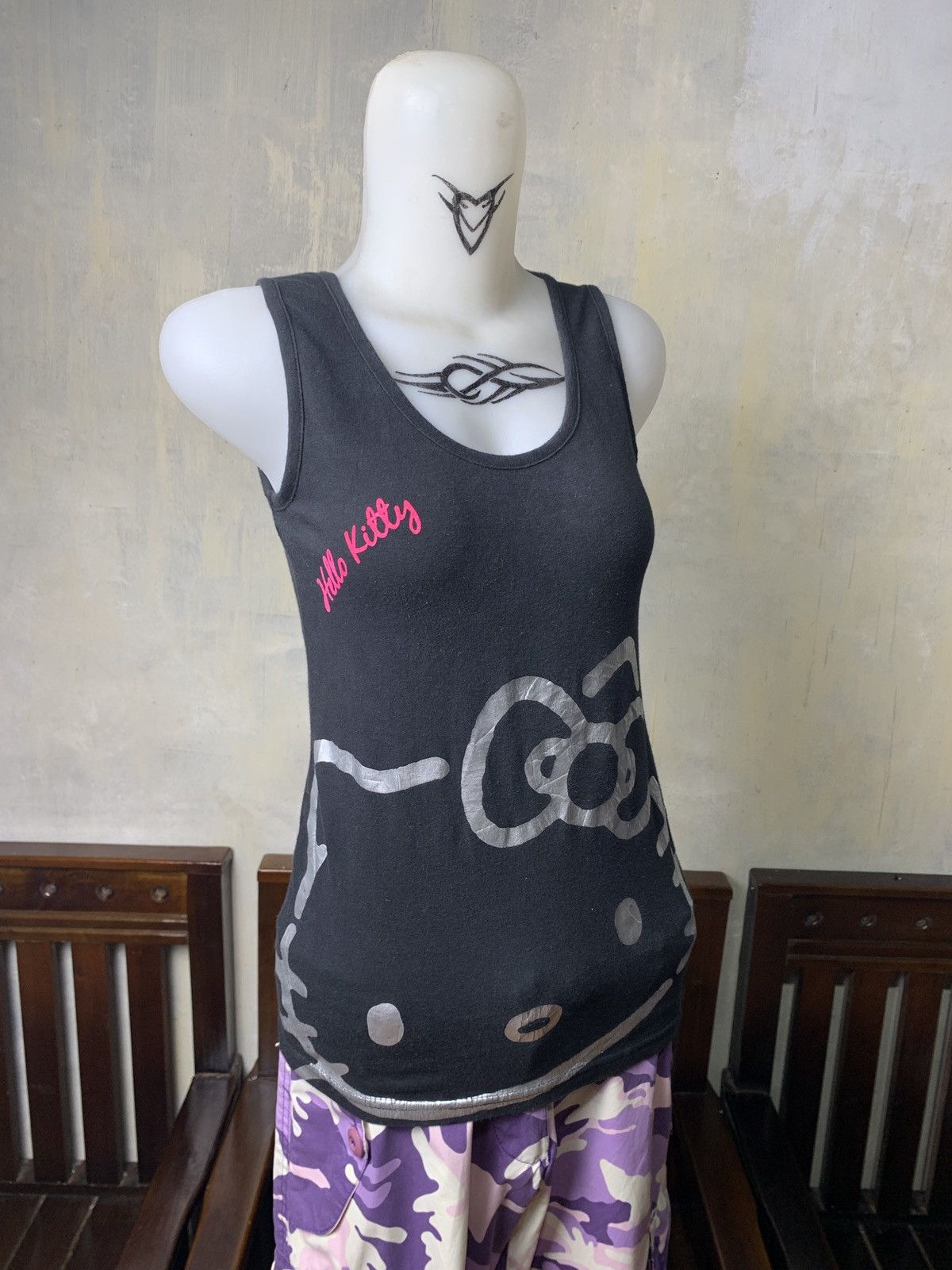 Anime 2005 Hello Kitty by Sanrio Big Silver Icon Graphic Tank Top Size S / US 4 / IT 40 - 2 Thumbnail