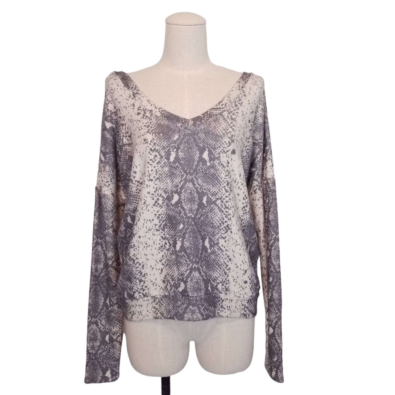 Wildfox Wildfox "Daphne" V-Neck Pullover Sweater Gray Python Print M Size M / US 6-8 / IT 42-44 - 1 Thumbnail