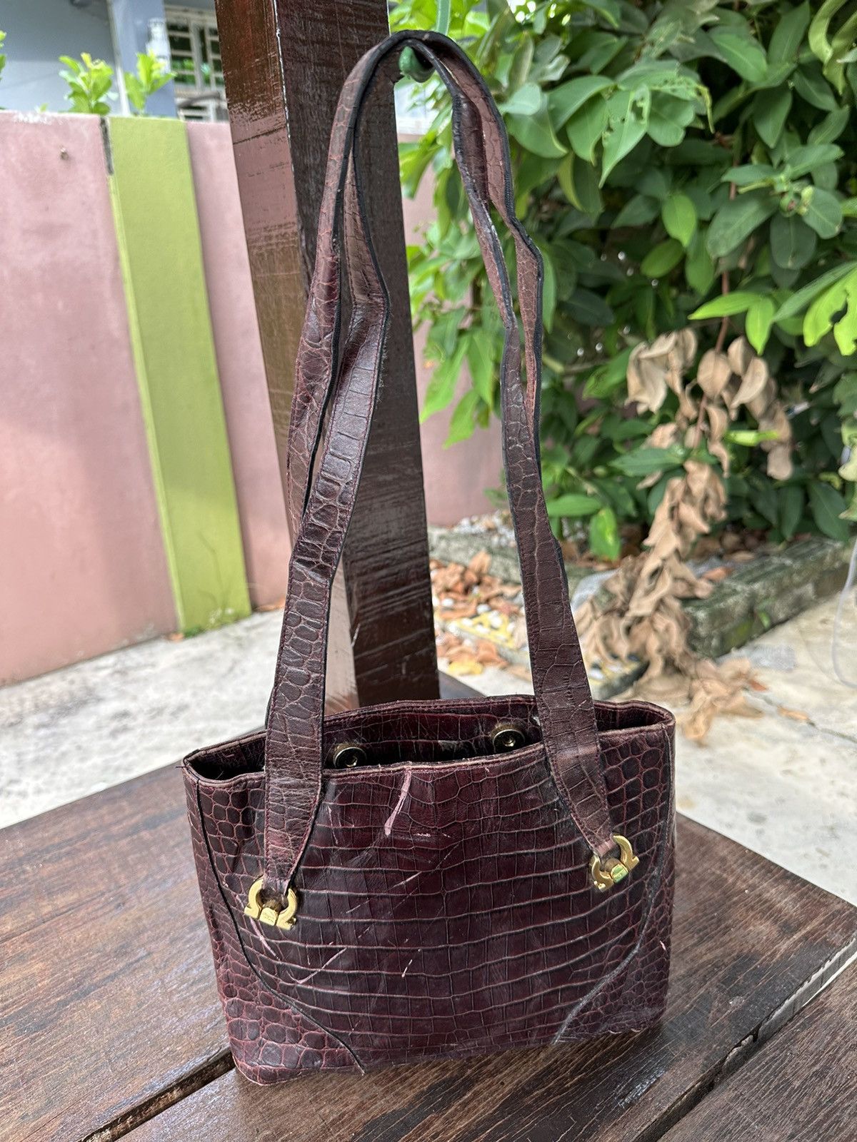 バッグ feragamo vintage shoulder bag Salvatore Ferragamo Vintage Gancini Shoulder Bag Black
