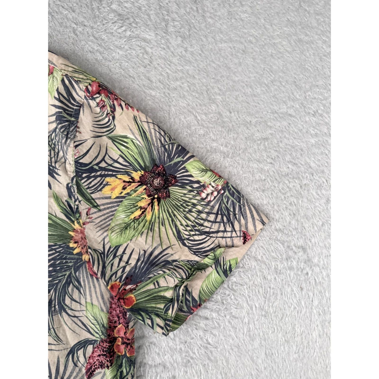 H&M H&M Shirt Adult Large Gray Green Red Floral Leaf Button Up 100% Rayon Pocket Size US L / EU 52-54 / 3 - 2 Thumbnail