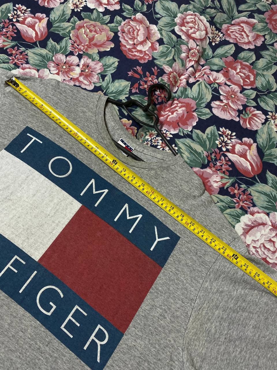 Tommy Hilfiger × Vintage Vintage Tommy Hilfiger center logo Flag Tee Size US XL / EU 56 / 4 - 11 Thumbnail