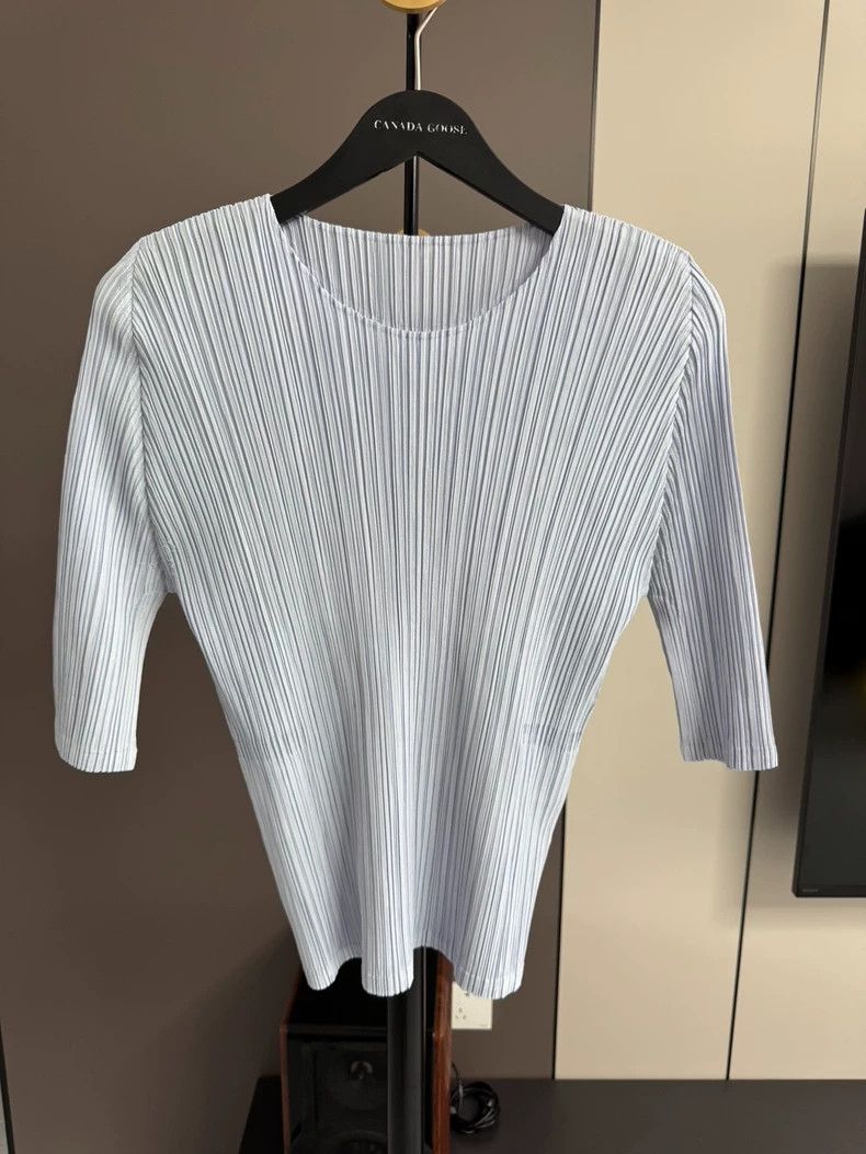 Issey Miyake Issey Miyake size:4 Grey pleated top Size M / US 6-8 / IT 42-44 - 1 Thumbnail