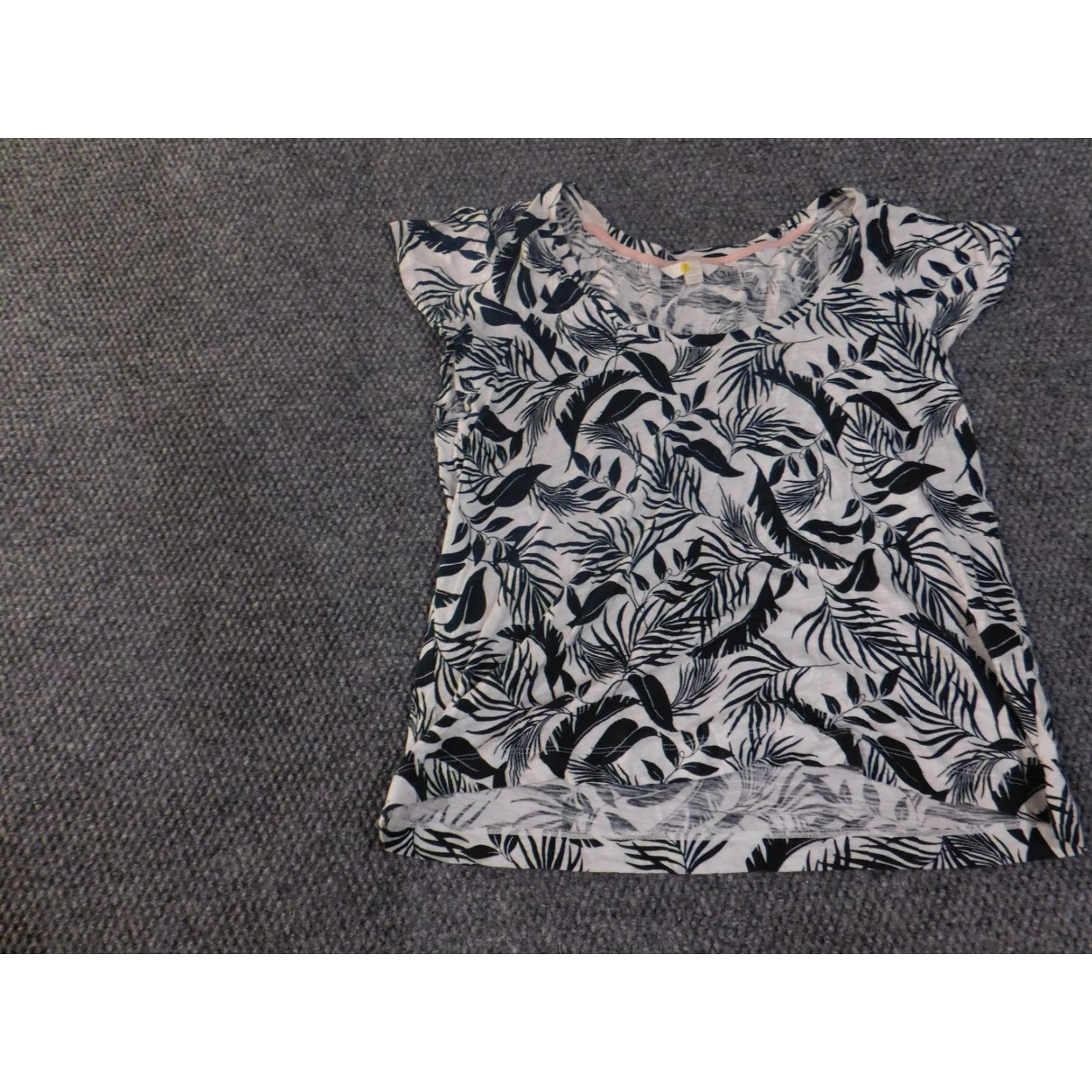 Boden Boden Shirt Womens US 10 Black White Leaf Print 100% Cotton Scoop Neck Short Sleeve Cap Sleeve Floral Tee Size L / US 10 / IT 46 - 3 Thumbnail