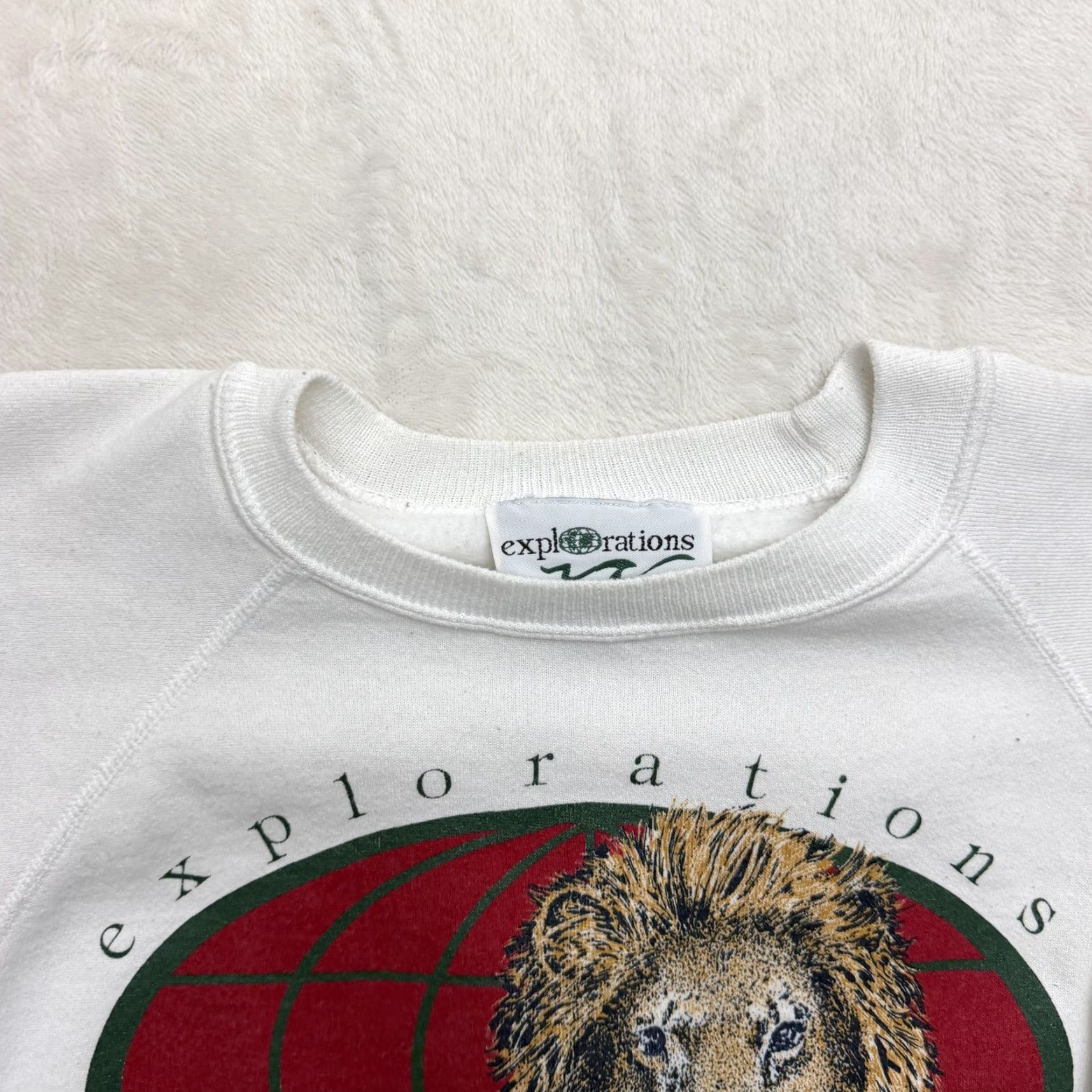 Vintage VINTAGE Explorations Peace On Earth Sweatshirt Mens XL White Graphic Print Lion Lamb Animals Christmas Sweatshirt Mens XL White Size US XL / EU 56 / 4 - 3 Thumbnail