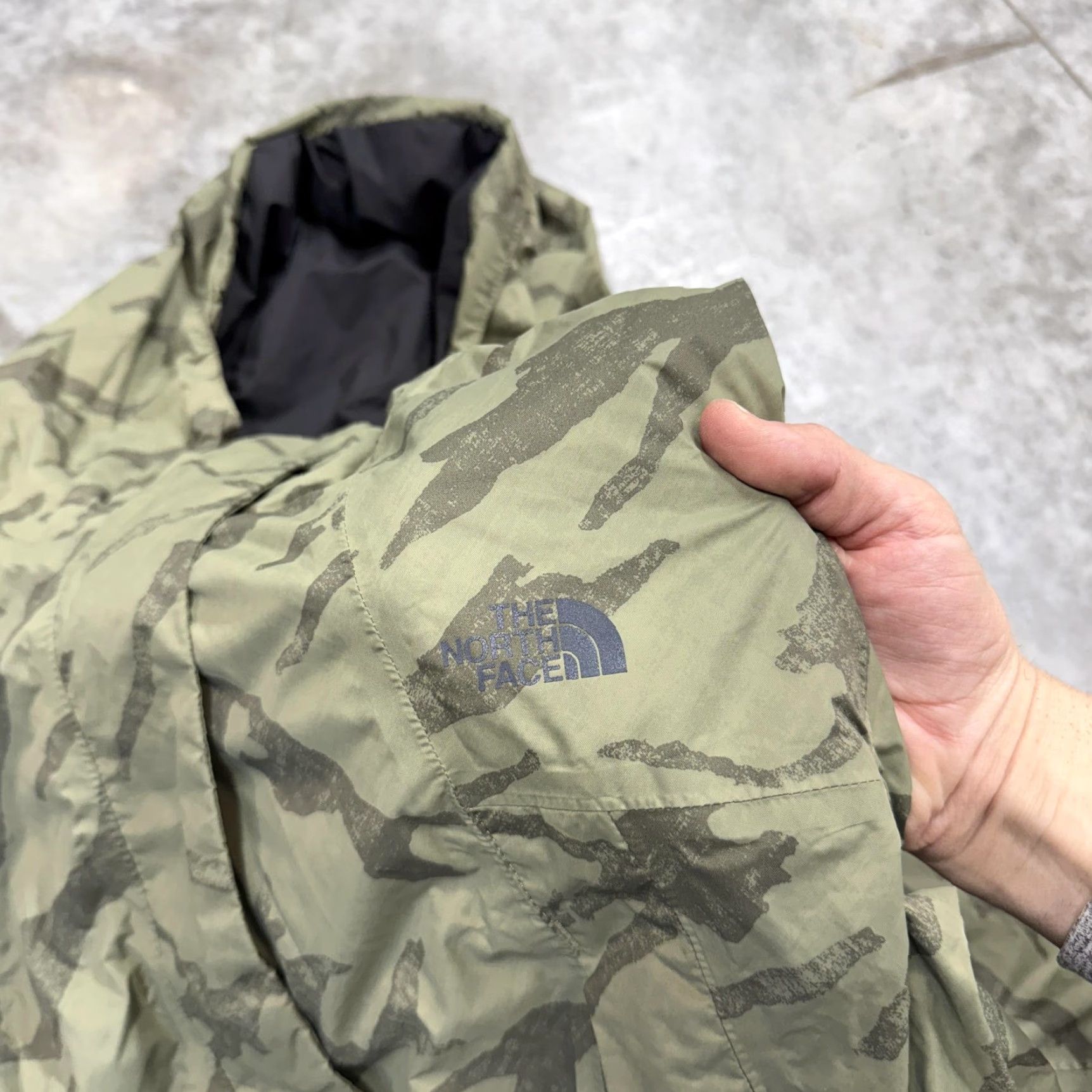The North Face VINTAGE The North Face Jacket Womens Medium Green Camouflage Hooded Lightweight Windbreaker Size M / US 6-8 / IT 42-44 - 2 Thumbnail