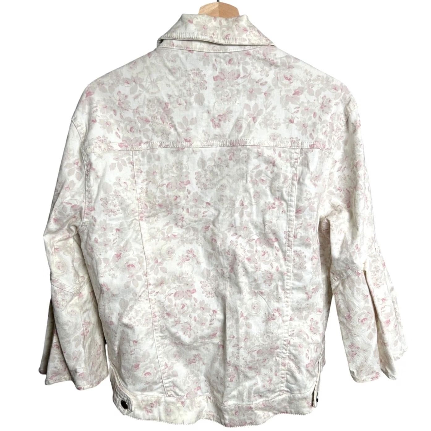 Vintage VINTAGE Rachel Roy AOP Floral Button Up White Jacket Size Small Women Jacket White Floral AOP Button Up Small Womens Size S / US 4 / IT 40 - 2 Thumbnail