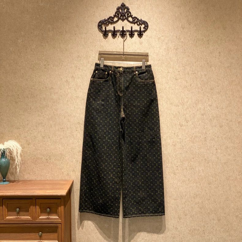 Louis Vuitton Louis Vuitton 25 FW new black and gold print full print wi Size US 40 / EU 56 - 1 Thumbnail