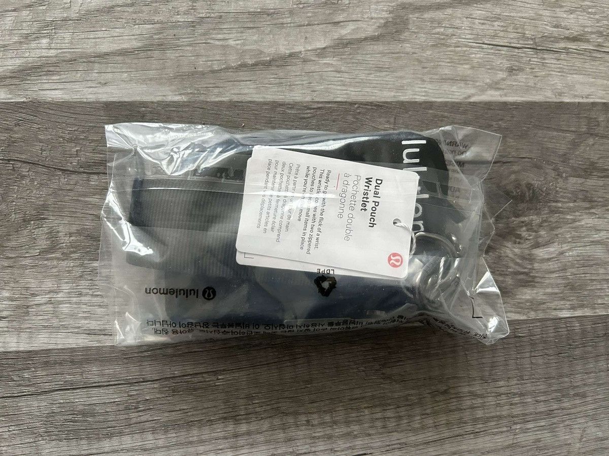 Lululemon Lululemon Dual Pouch Wristlet Black New With Tags Size ONE SIZE - 8 Thumbnail