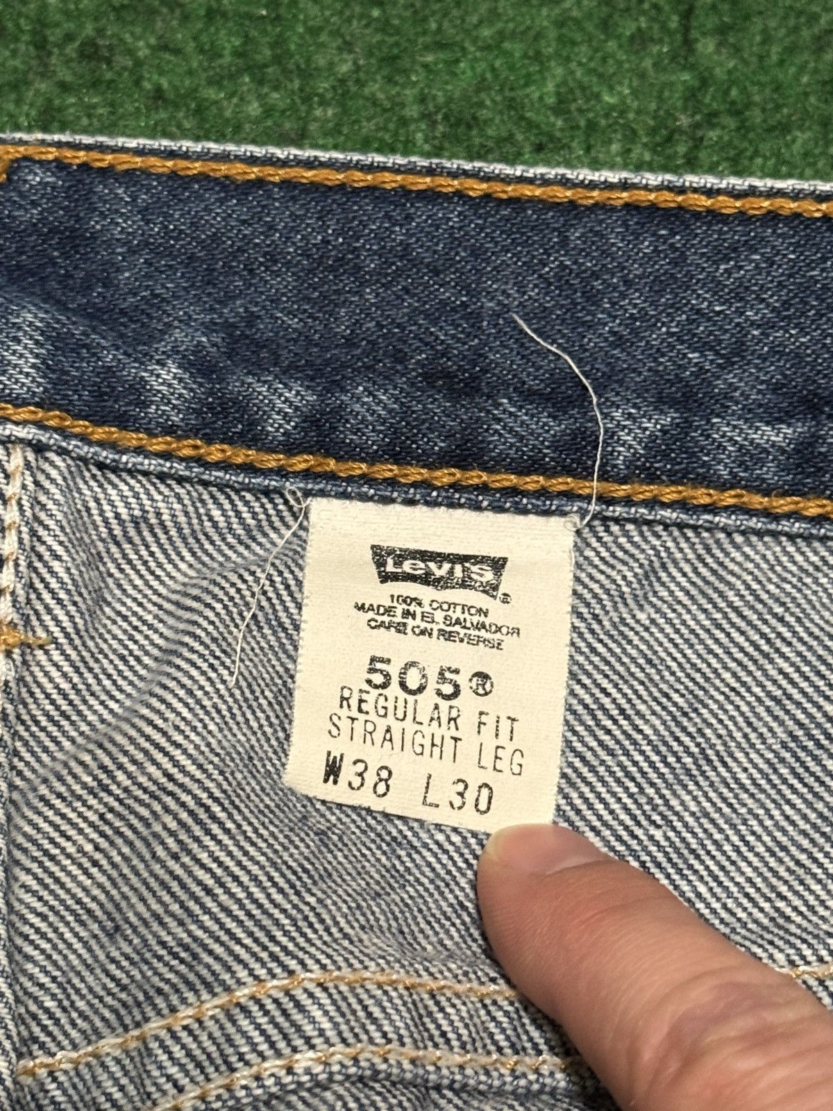 Levi's Vintage Clothing Vintage Levi’s 505 Straight Medium Wash 37x30 Denim Jeans Size US 37 - 4 Thumbnail