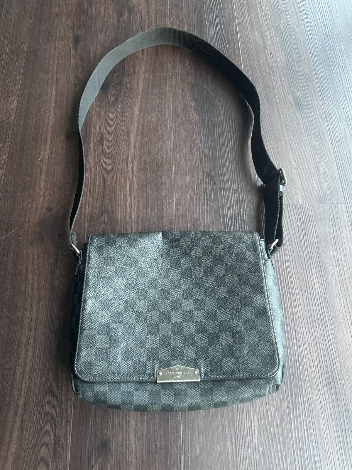 Louis Vuitton Louis Vuitton Damier Graphite Black Messenger Bag Size ONE SIZE - 1 Thumbnail