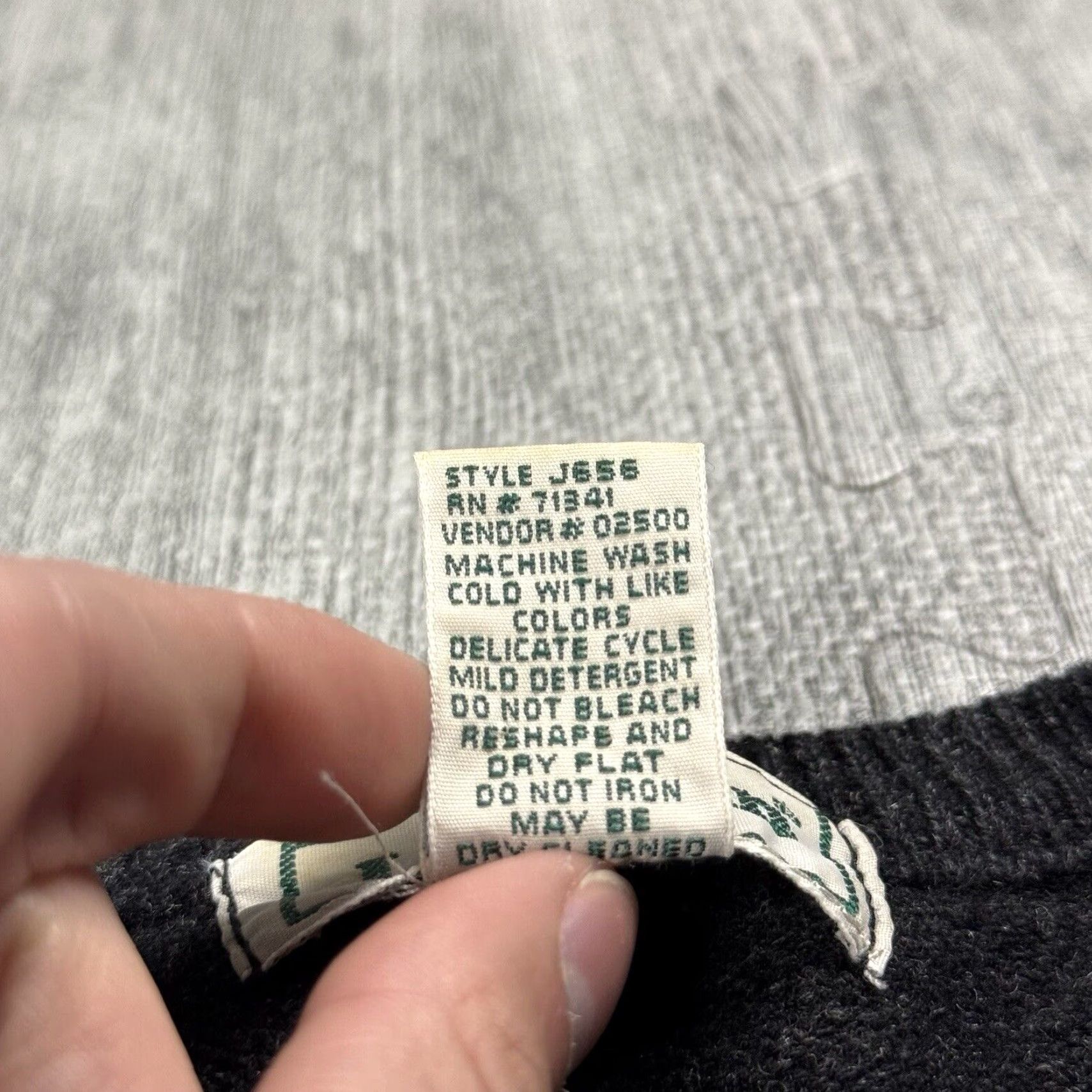 Vintage VINTAGE L.L. BEAN MEN'S 100% LAMBSWOOL V-NECK SWEATER Gray Fall Winter Preppy 80s 90s Size US L / EU 52-54 / 3 - 4 Thumbnail