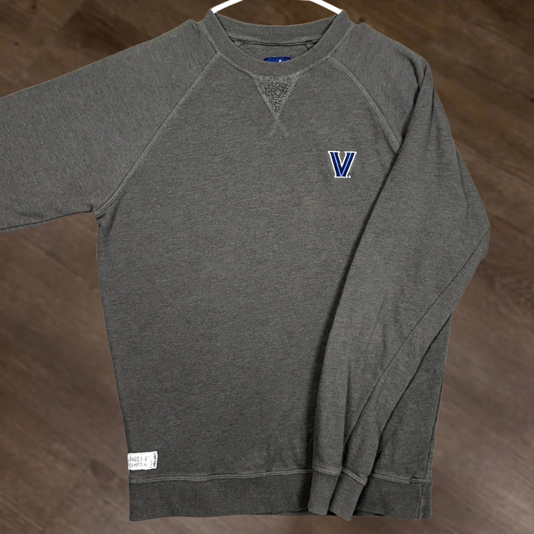 johnnie-O Villanova Wildcats Johnnie-O Sweatshirt Mens Small Gray Crewneck Raglan Sleeve Size US S / EU 44-46 / 1 - 1 Thumbnail