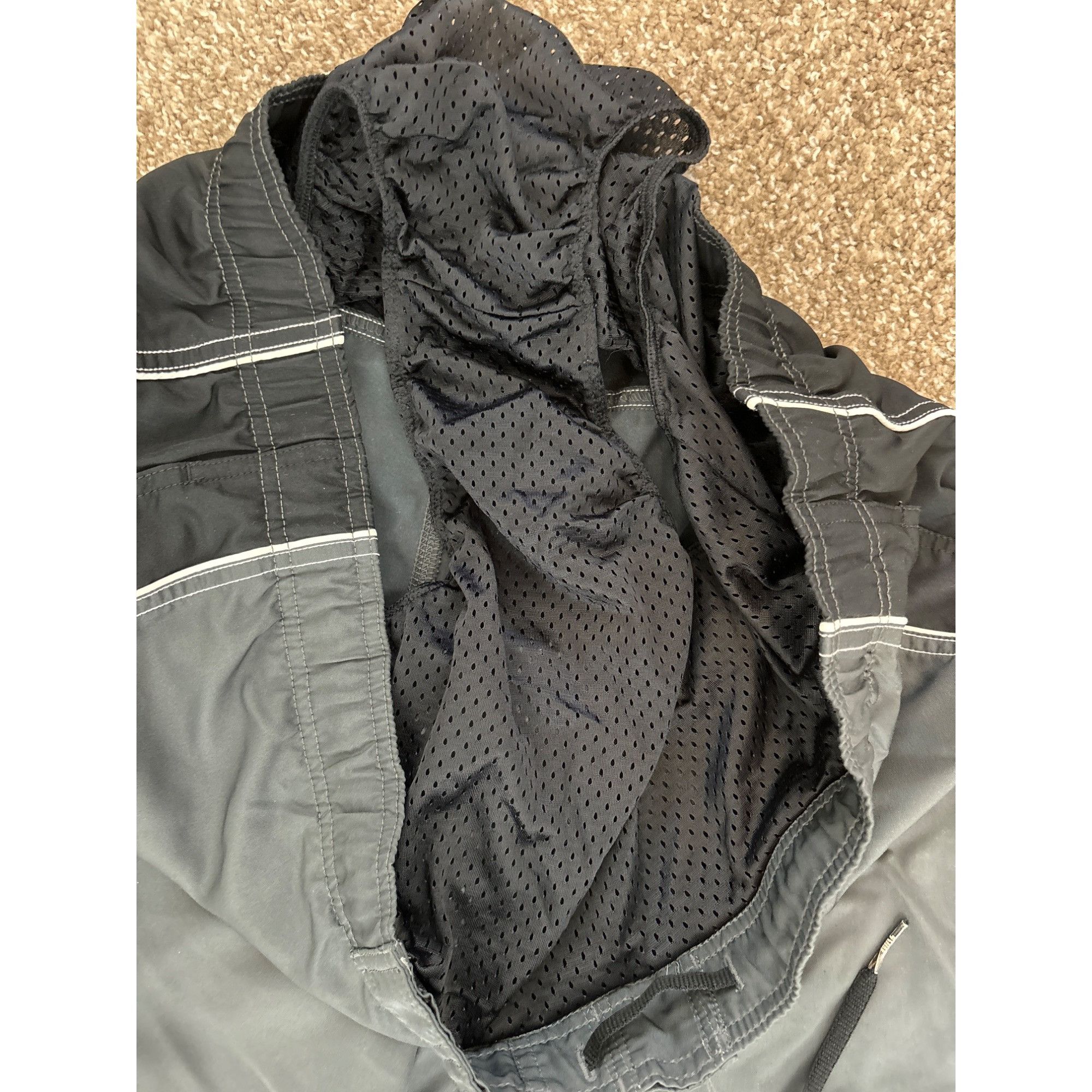 Nike VINTAGE NIKE MEN'S BLACK AND GRAY SWIM TRUNKS SZ 38 Size US 38 / EU 54 - 3 Thumbnail
