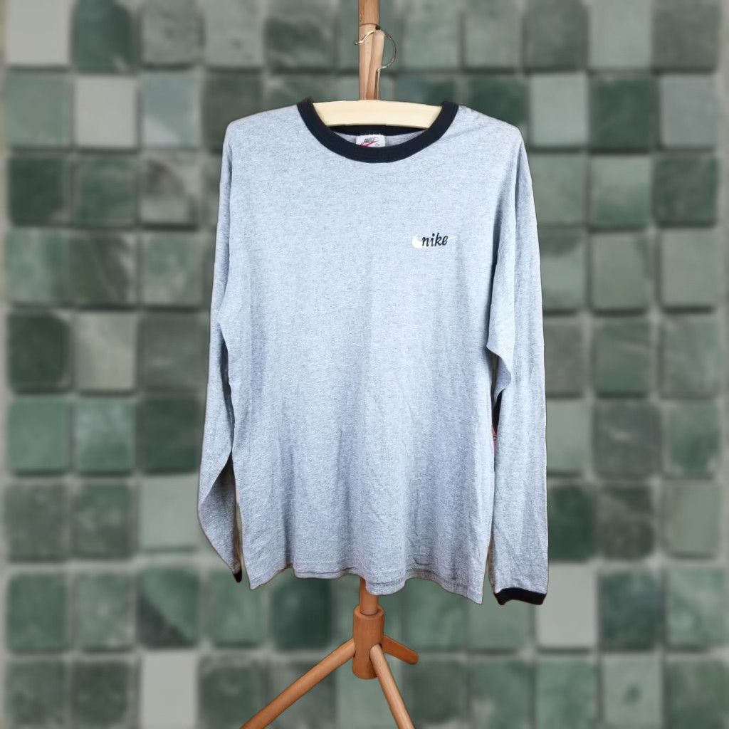 Nike VINTAGE Nike Gray Small Swoosh Long Sleeve T-Shirt SZ MEDIUM Shirt Men Adult M Long Sleeve Gray Nike Swoosh 90s Size US M / EU 48-50 / 2 - 1 Thumbnail