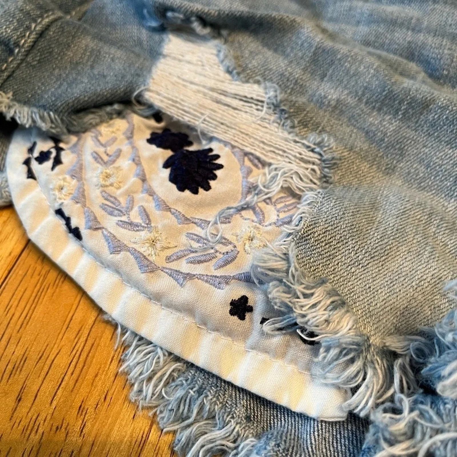 The Unbranded Brand Harper High Waisted denim shorts embroidered pocket, size 27 Size 27" / US 4 / IT 40 - 3 Thumbnail