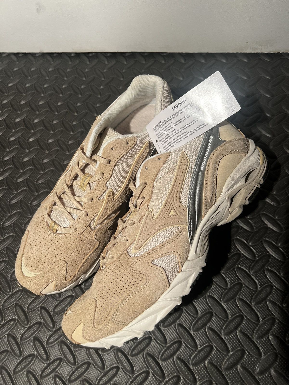 Mizuno NEW Mizuno Wave Rider 10 Premium size 10 Beige Suede shoes Size US 10 / EU 43 - 2 Thumbnail