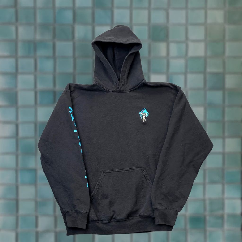 Logo 7 Riot Society Hoodie Mens Medium Black Embroidered Mushroom Logo Pullover Cotton Polyester Graphic Print Lined Pockets Crew Neck Sweatshirt Size US M / EU 48-50 / 2 - 1 Thumbnail