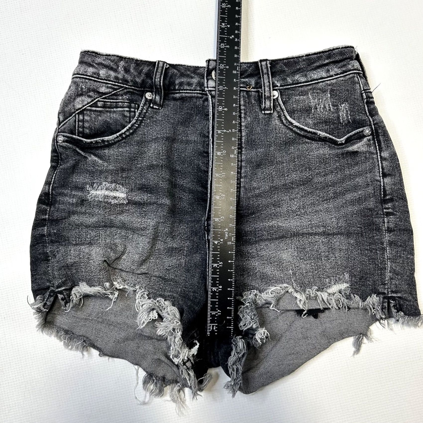 Vintage VINTAGE WE THE FREE Distressed High Rise Cut-Off Jean Shorts 28 Black Size 28" / US 6 / IT 42 - 7 Thumbnail