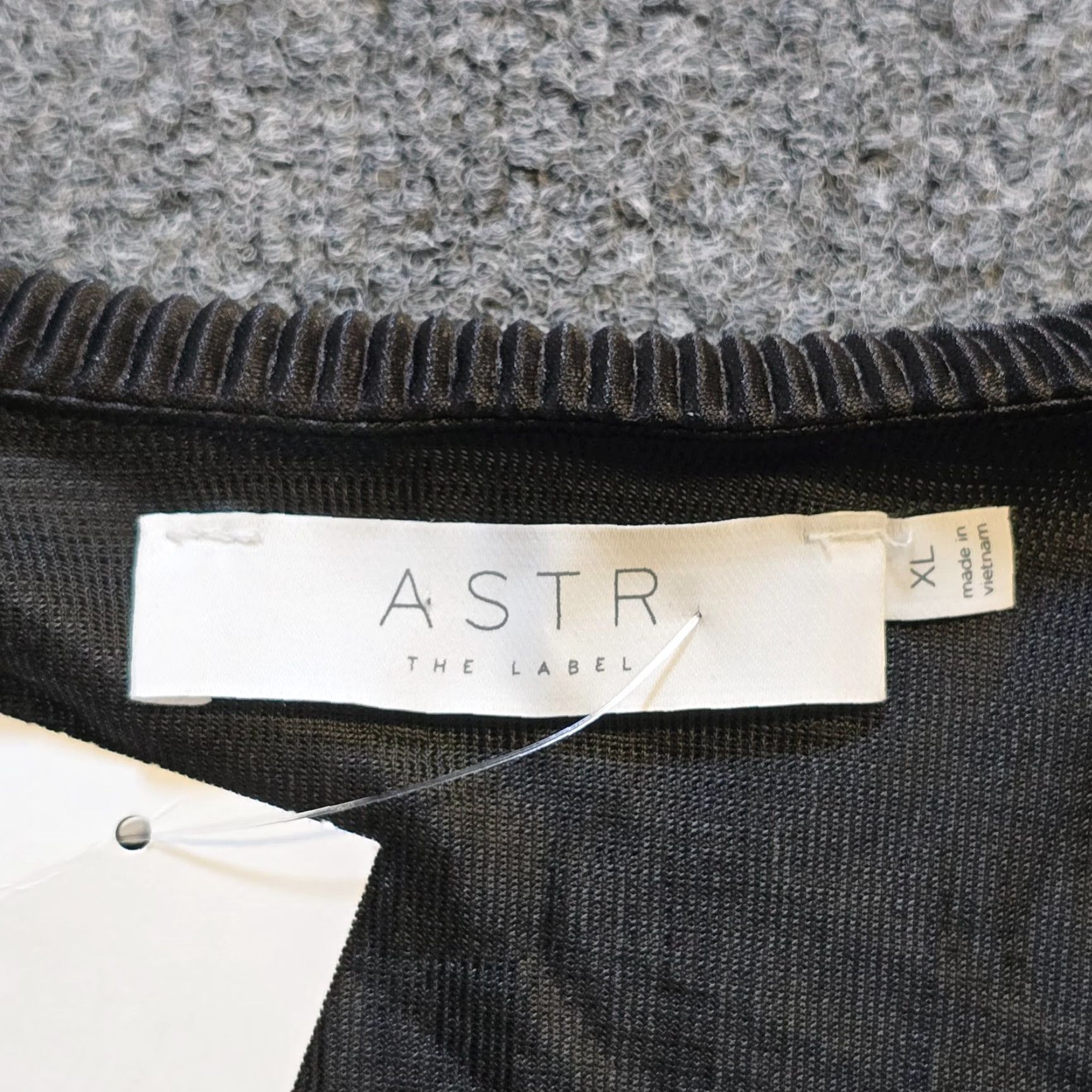 Vintage ASTR Top Blouse XL Womens Black Deep V Neck Pleated Texture Long Sleeve Cropped Balloon Sleeve Knit Polyester Elastic Waist Regular Style Cropped Size XL / US 12-14 / IT 48-50 - 3 Thumbnail