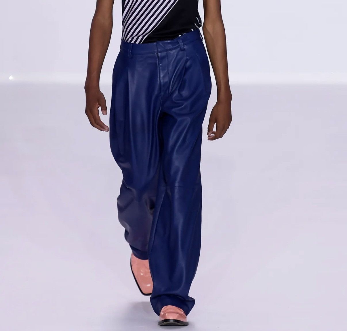Paul Smith Paul Smith dark blue leather pleated wide leg pants Size US 32 / EU 48 - 1 Thumbnail