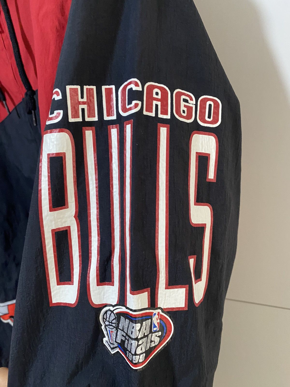 Mitchell & Ness Mitchell & Ness Chicago Bulls jacket, L, black red, used, Size US XL / EU 56 / 4 - 4 Thumbnail