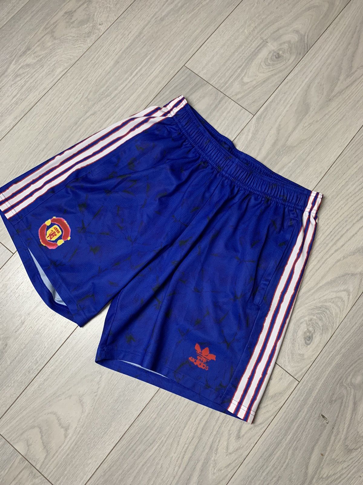 Adidas Adidas x Human Race x Manchester United Shorts Size US 36 / EU 52 - 2 Thumbnail