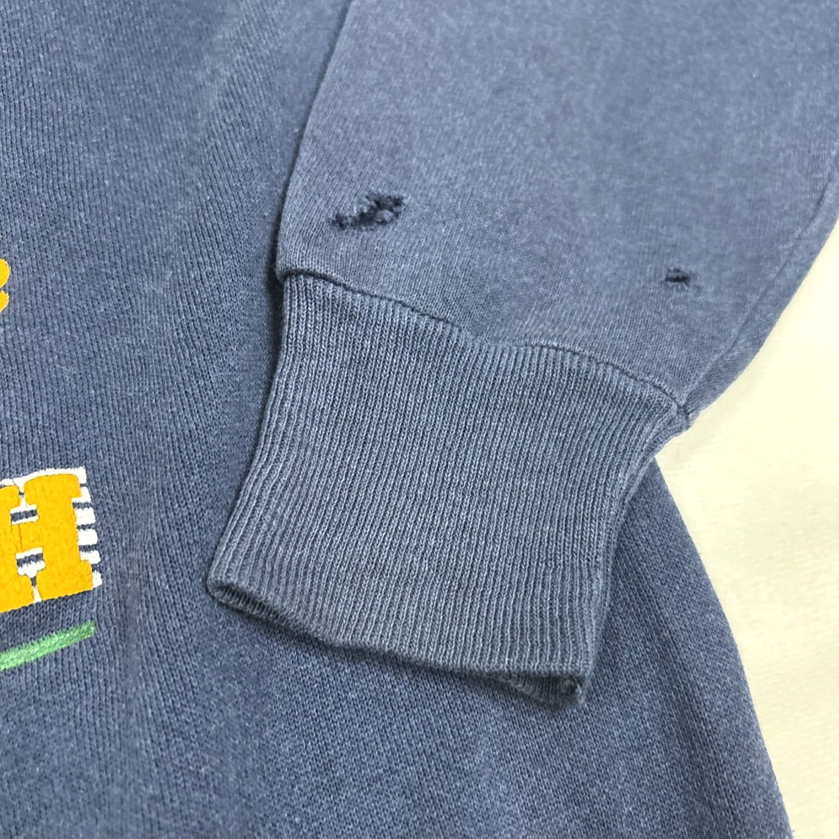 Champion VINTAGE Champion Crewneck Sweatshirt Men’s M Notre Dame Fighting Irish 90s Blue Cotton Knit Logo Pullover Men Size US M / EU 48-50 / 2 - 3 Thumbnail